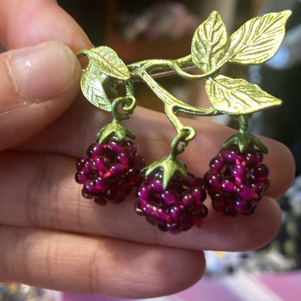 Vintage Berries Brooch - Picture 2 of 3